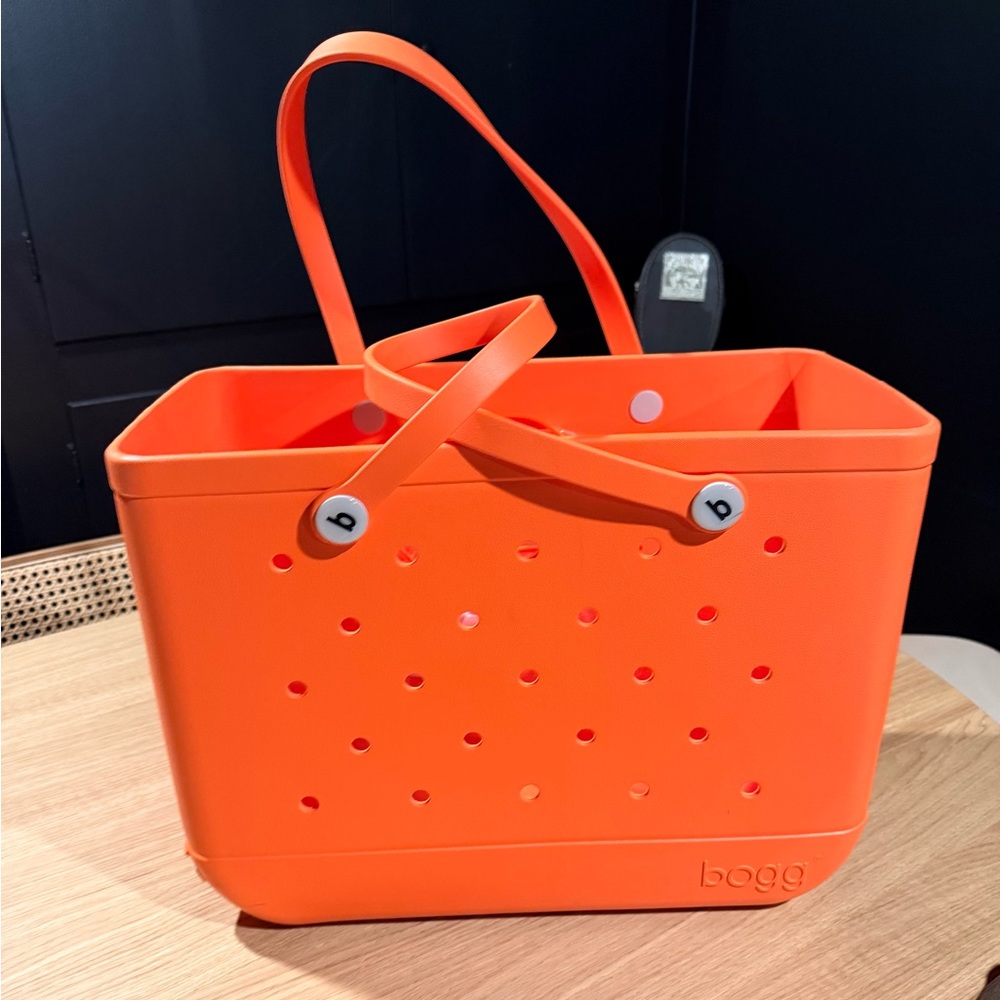 Like new authentic Bogg bag. Oringial size (large).
